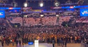 (VIDEO) PORUKA IZ BEOGRADSKE ARENE: „OD SRBIJE RUKE DALJE, PICULA TI PARE ŠALJE, REVOLUCIJO!“