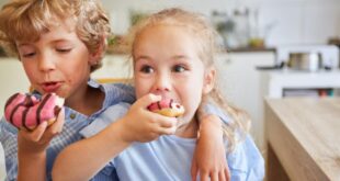 Da li deca stvarno "polude" od šećera? Evo šta je prava istina o njihovom ponašaju posle slatkiša
