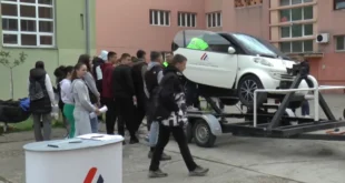 Maturantima u Vrbasu održana tribina „Na maturu bez automobila“
