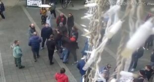(VIDEO) Ludilo se nastavlja! Blokaderi se međusobno pobili u Sremskoj Mitrovici!