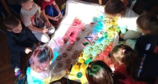 Mališani vrtića „Ciciban“ istraživali svetlost i senke kroz kreativnu radionicu