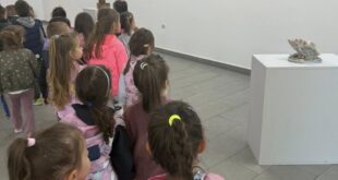 Mališani iz vrtića „Bubica“ posetili Likovnu galeriju u Vrbasu