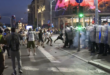 Ratne scene u centru Beograda: Blokaderske falange bakljama i flašama krenule na policiju, grad u dimu i haosu (VIDEO)