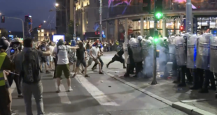 Ratne scene u centru Beograda: Blokaderske falange bakljama i flašama krenule na policiju, grad u dimu i haosu (VIDEO)