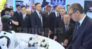 Kina pokazala šta sprema Srbiji! Vučića dočekali roboti koji igraju Moravac! Sreo mlade Srbe u Đasingu (FOTO/VIDEO)