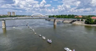 (FOTO, VIDEO) SPEKTAKULARNO! Novi Sad obeležio DAN POBEDE kako dolikuje! Desetine čamaca uz poruku „SRBIJA POBEĐUJE“ prodefilovalo Dunavom