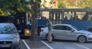 (VIDEO) POZIVAJU NA ODGOVORNOST, A BEŽE! Autobus blokadera Jaćimovića udario vozilo, pa pokušao da napusti lice mesta!