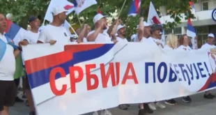 (VIDEO) UPRKOS VISOKIM TEMPERATURAMA KOLONA GRAĐANA NE POSUSTAJE: Trenutno se nalaze u Golubincima