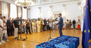 Najboljim novosadskim učenicima dodeljene Vidovdanske nagrade u Gradskoj kući