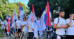 ( FOTO/VIDEO) NEVEROVATNO! Mlade iz Novog Sada ni paklene vrućine ne sprečavaju da peške krenu na SKUP 27.JUNA na kom se GRADI BUDUĆNOST SRBIJE!