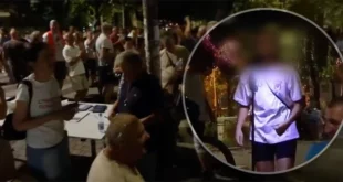 Blokaderi zloupotrebljavaju maloletnu decu! Na protestu u Bačkoj Palanci na binu izveli devojčicu od 13 godina (VIDEO)