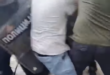 Gde je zdrav razum roditelja?! Dete stavili u prvi red ispred policijskog kordona na blokaderskom skupu (VIDEO)