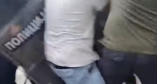 Gde je zdrav razum roditelja?! Dete stavili u prvi red ispred policijskog kordona na blokaderskom skupu (VIDEO)