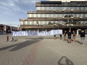 (FOTO) Mladi u centru Vrbasa poslali poruku povodom dolaska Radivoja Jovovića