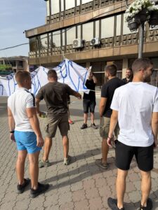 (FOTO) Mladi u centru Vrbasa poslali poruku povodom dolaska Radivoja Jovovića