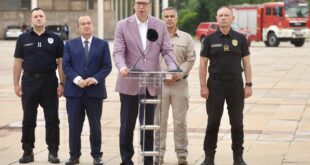 Vučić na dočeku vatrogasaca: Branili ste u nama prijateljskoj zemlji ljudske živote