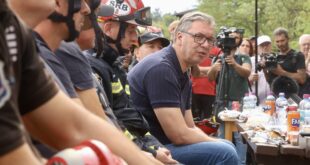 Vučić: Beskrajno zahvalan svim vatrogascima,bageristima i volonterima koji gase požar