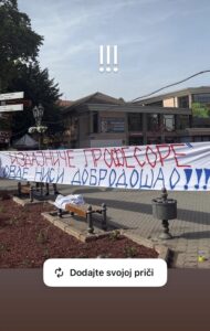 (FOTO) Mladi u centru Vrbasa poslali poruku povodom dolaska Radivoja Jovovića