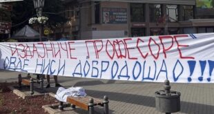 (FOTO) Mladi u centru Vrbasa poslali poruku povodom dolaska Radivoja Jovovića
