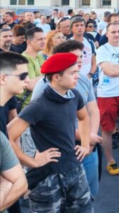 BLOKADERI IZGUBILI KOMPAS! NACISTIČKI POZDRAV IZ PRVOG REDA SA DANAŠNJEG SKUPA BLOKADERA!