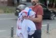 (VIDEO) Haos u Vrbasu! Opozicionar Jovan Radović koji predstavlja Lokalnu alternativu i Oslobodimo Vrbas pocepao transparent u centru Vrbasa!