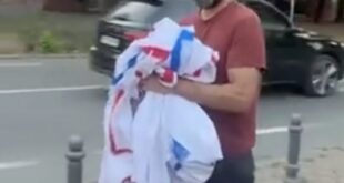 (VIDEO) Haos u Vrbasu! Opozicionar Jovan Radović koji predstavlja Lokalnu alternativu i Oslobodimo Vrbas pocepao transparent u centru Vrbasa!