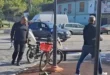 (VIDEO) Krvavi pir blokadera u Kuli: Blokader Zoran Sekeruš krvnički sekirom razbijao stranačke štandove SNS i povredio dvoje ljudi!