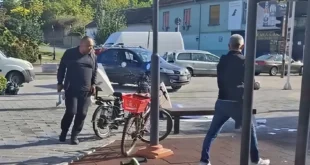(VIDEO) Krvavi pir blokadera u Kuli: Blokader Zoran Sekeruš krvnički sekirom razbijao stranačke štandove SNS i povredio dvoje ljudi!