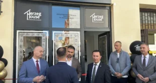 (VIDEO) Gradonačelnik Novog Sada Žarko Mićin otkrio skandalozno ponašanje blokadera: Vređao i pretio zaposlenima i ženama u Hercegovačkoj kući; Evo zbog čega su upućenje brutalne pretnje