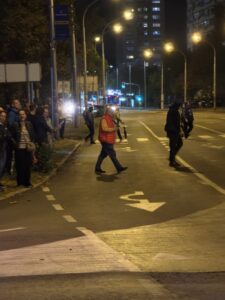 Haos na Novom Beogradu: Blokaderi divljaju i uništavaju imovinu grada - Pogledajte ko ih predvodi i urla u megafon (FOTO/VIDEO)