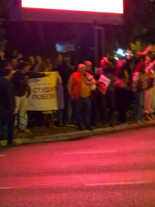 Haos na Novom Beogradu: Blokaderi divljaju i uništavaju imovinu grada - Pogledajte ko ih predvodi i urla u megafon (FOTO/VIDEO)