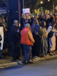 Haos na Novom Beogradu: Blokaderi divljaju i uništavaju imovinu grada - Pogledajte ko ih predvodi i urla u megafon (FOTO/VIDEO)