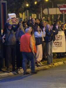 Haos na Novom Beogradu: Blokaderi divljaju i uništavaju imovinu grada - Pogledajte ko ih predvodi i urla u megafon (FOTO/VIDEO)