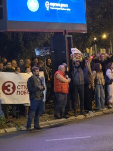 Haos na Novom Beogradu: Blokaderi divljaju i uništavaju imovinu grada - Pogledajte ko ih predvodi i urla u megafon (FOTO/VIDEO)