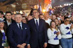 (FOTO) Pukla još jedna masna laž blokadera: I tajkunski Danas morao da prizna - Fico otišao iz Brisela da podrži Vučića u Novom Sadu! 