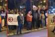 Haos na Novom Beogradu- Blokaderi divljaju i uništavaju imovinu grada - Pogledajte ko ih predvodi i urla u megafon (FOTO:VIDEO)