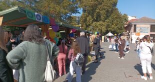 Humanitarni bazar okupio decu na trgu u Vrbasu