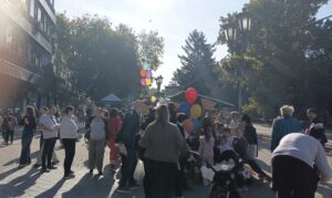 Humanitarni bazar okupio decu na trgu u Vrbasu