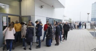 Kršenje izborne tišine na biračkom mestu! Ubacuje listić i pokazuje... (FOTO)