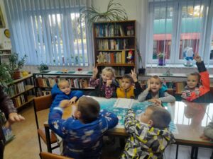 Mališani iz vrtića „Grlica“ istraživanje o vodi započeli i u biblioteci u Kucuri