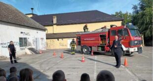 Mališani iz „Grlice“ posetili vatrogasce i upoznali se sa njihovim poslom