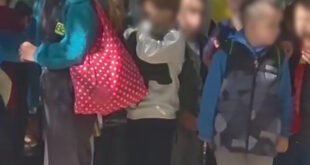 JEZIVE SCENE U CENTRU VRBASA: ZVIŽDANjE I PIŠTALjKE TOKOM ODAVANjA POČASTI PALIM BORCIMA, DECA UZNEMIRENA POKRIVALA UŠI!