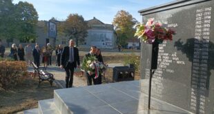(FOTO) Polaganjem venaca i programom u centru obeležen Dan opštine Vrbas
